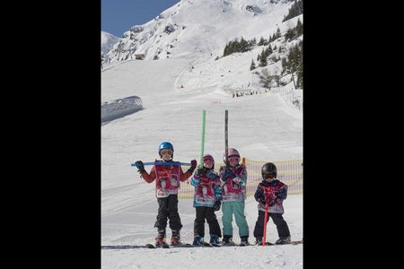 Die Uebungswiese der Skischule Kostenzer in Hochfuegen in Tirol im Winter 2020/21 fahren Pistenzwergerl eher auf den heimischen Haengen