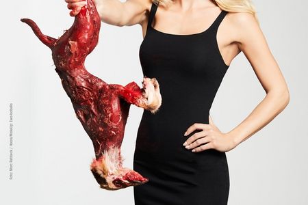 Ann-Kathrin Broemmel in neuer PETA-Kampagne gegen Tierleid für Mode