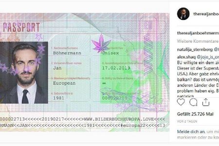 EU-Buerger kann jetzt jeder werden. Einer der ersten mit EU-Pass: Jan Boehmermann