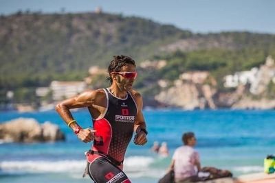 Der Dreikampf Challenge Peguera-Mallorca fuehrt Teilnehmer durch die mediterrane Landschaft im Südwesten der spanischen Insel