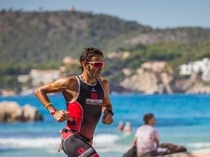 Der Dreikampf Challenge Peguera-Mallorca fuehrt Teilnehmer durch die mediterrane Landschaft im Südwesten der spanischen Insel Der Dreikampf Challenge Peguera-Mallorca fuehrt Teilnehmer durch die mediterrane Landschaft im Südwesten der spanischen Insel