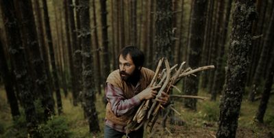 Film Watchtower Nihad mit Holz im Wald