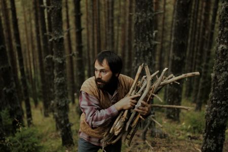 Film Watchtower Nihad mit Holz im Wald