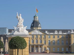 Eine aktuelle Studie von Psychologen der Universität Karlsruhe zeigt, dass positive Emotionen und Aktivitäten im Alltag das Glücksempfinden steigern können Eine aktuelle Studie von Psychologen der Universität Karlsruhe zeigt, dass positive Emotionen und Aktivitäten im Alltag das Glücksempfinden steigern können