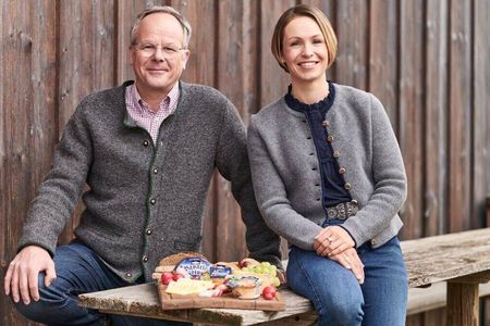 Freuen sich über Zusammenarbeit: Bergader-Geschäftsführer Frank Forstmann und Magdalena Neuner.