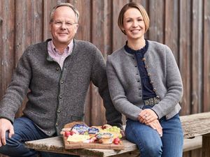 Freuen sich über Zusammenarbeit: Bergader-Geschäftsführer Frank Forstmann und Magdalena Neuner. Freuen sich über Zusammenarbeit: Bergader-Geschäftsführer Frank Forstmann und Magdalena Neuner.