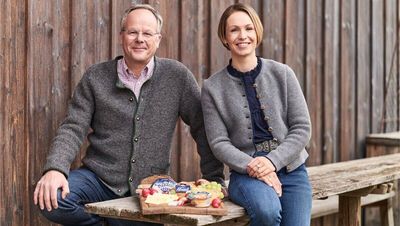 Freuen sich über Zusammenarbeit: Bergader-Geschäftsführer Frank Forstmann und Magdalena Neuner.