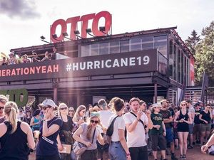 Otto startet seine Geburtstagskampagne und baute vor der Hurricane-Hauptbuehne ein Haus auf die erste Festival-WG Deutschlands Otto startet seine Geburtstagskampagne und baute vor der Hurricane-Hauptbuehne ein Haus auf die erste Festival-WG Deutschlands