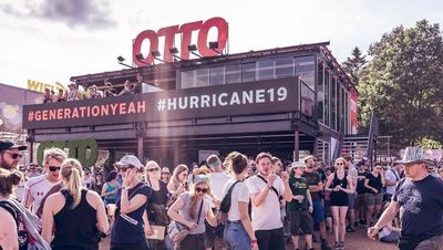 Otto startet seine Geburtstagskampagne und baute vor der Hurricane-Hauptbuehne ein Haus auf die erste Festival-WG Deutschlands