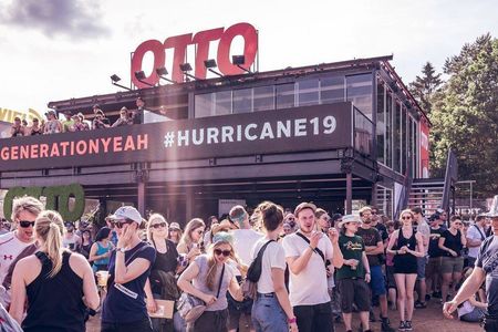 Otto startet seine Geburtstagskampagne und baute vor der Hurricane-Hauptbuehne ein Haus auf die erste Festival-WG Deutschlands