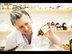 Eveline Mittermayr vermittelt bei den neuen Indigourlaub-Programmen im Kleebauer Hof Wissenswertes zur Herstellung von Naturkosmetik und den Einsatz traditioneller Hausmittel Eveline Mittermayr vermittelt bei den neuen Indigourlaub-Programmen im Kleebauer Hof Wissenswertes zur Herstellung von Naturkosmetik und den Einsatz traditioneller Hausmittel