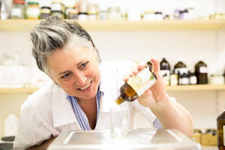 Eveline Mittermayr vermittelt bei den neuen Indigourlaub-Programmen im Kleebauer Hof Wissenswertes zur Herstellung von Naturkosmetik und den Einsatz traditioneller Hausmittel