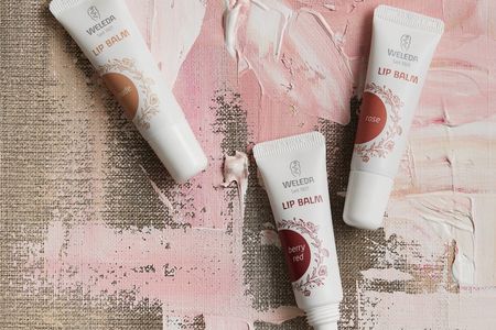Die neuen Lippenpflegestifte von Weleda im natuerlichen Look