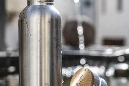 Als Teil des Projekts „Refill Südtirol" bietet Schenna bei Meran schicke Edelstahl-Flaschen an, die an den kostenlosen Trinkwasserstationen im Ort aufgefüllt werden können