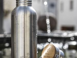 Als Teil des Projekts „Refill Südtirol" bietet Schenna bei Meran schicke Edelstahl-Flaschen an, die an den kostenlosen Trinkwasserstationen im Ort aufgefüllt werden können Als Teil des Projekts „Refill Südtirol" bietet Schenna bei Meran schicke Edelstahl-Flaschen an, die an den kostenlosen Trinkwasserstationen im Ort aufgefüllt werden können