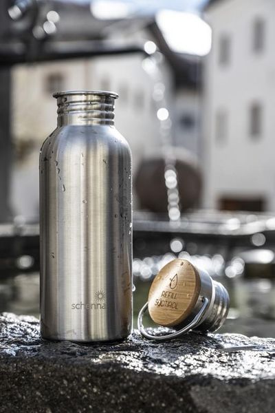 Als Teil des Projekts „Refill Südtirol" bietet Schenna bei Meran schicke Edelstahl-Flaschen an, die an den kostenlosen Trinkwasserstationen im Ort aufgefüllt werden können
