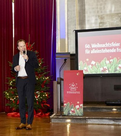 Oberbürgermeister Dr. Stephan Keller bei seiner Ansprache in der Rheinterrasse