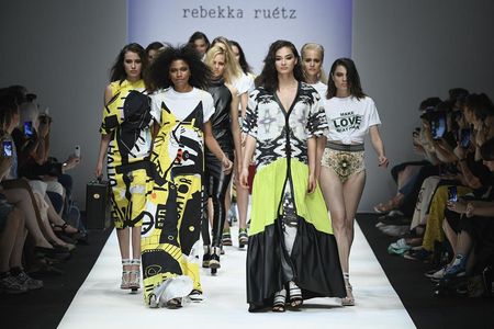 Die Fruehjahr-Sommer-Kollektion 2019 von rebekka ruétz ist wie eine wunderbare Liebesgeschichte, die unsere Stimmung befluegelt