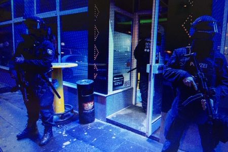 In sechs Staedten NRWs fand am Samstagabend eine Großrazzia gegen kriminelle Familienclans statt, aber die Clans empfinden das lediglich als Ruhestoerung