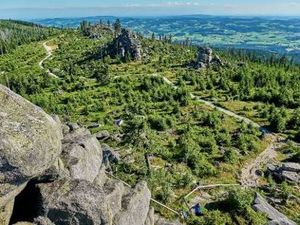 Die Idylle des Bayerischen Walds mischen drei Frauen in der Komoedie Eine ganz heisse Nummer auf – ganz ungestoaert dagegen entspannen die Hotelgaeste im Bodenmaiser Hof Die Idylle des Bayerischen Walds mischen drei Frauen in der Komoedie Eine ganz heisse Nummer auf – ganz ungestoaert dagegen entspannen die Hotelgaeste im Bodenmaiser Hof