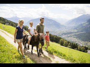 Leicht zu bewaeltigende Familientouren gibt’s in Schenna in Suedtirol reichlich, und das auf Wunsch sogar hoch zu Ross