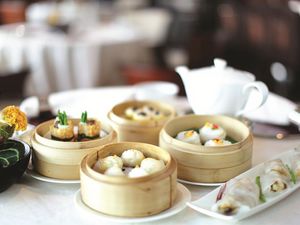 Die Kunst eines Dim-Sum-Kochs zeigt sich an einem Garnelenknödel wie Har Gau Die Kunst eines Dim-Sum-Kochs zeigt sich an einem Garnelenknödel wie Har Gau