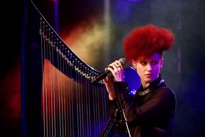 MarieMarie spielt bei Musik in den Haeusern der Stadt