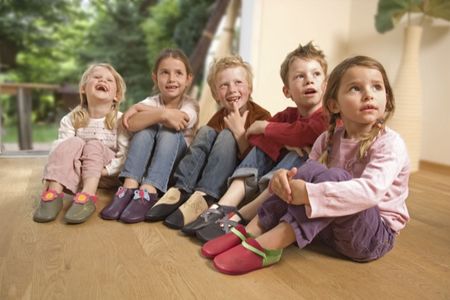 POLOLO Hausschuhe Kindergruppe mit diversen Modellen für kleine und große Kinder