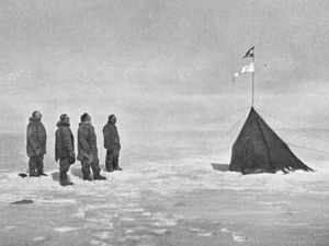 Roald Amundsen, Helmer Hanssen, Sverre Hassel und Oskar Wisting am Suedpol