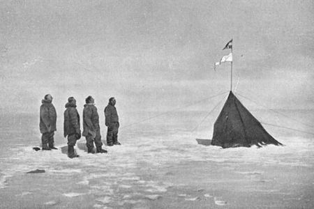 Roald Amundsen, Helmer Hanssen, Sverre Hassel und Oskar Wisting am Suedpol