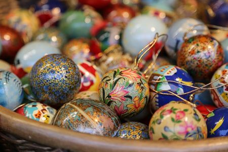 Weihnachtliches Handwerk vom Feinsten – der Christkindlmarkt in der Kreisstadt Starnberg nahe München findet traditionell am 2. Adventswochenende (2. bis 5. Dezember 2021) statt und liegt fußläufig vom Hotel Vier Jahreszeiten Starnberg