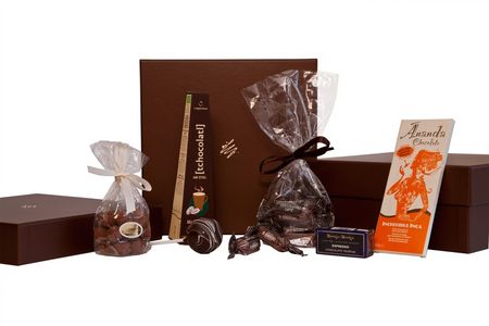 Für Genießer wird der ewige Schokotraum nun endlich zur Realität! Eine zauberhafte Box, gefüllt mit feinsten Produkten rund um die  Schokolade, verwöhnt Gaumen und Geist Monat für Monat. Dabei handelt es sich nicht um eine einfache Pralinenschachtel, sondern um eine echte Innovation am Schokomarkt. Denn hinter schokostück  steht nicht die mächtige Industrie, sondern ein kleines Berliner Team, das exquisite Trüffel, Täfelchen, sowie Pralinen unterschiedlichster Marken aufspürt und an Abonnenten der Box verschickt. Schon die erste Ausgabe kann mit den besten Chocolatiers und absoluten Geheimtipps begeistern:  vegane Trüffelpralinen von  BOOJA BOOJA, köstliche Schokobonbons von  D.BARBERO und feinste  Trinkschokolade am Stiel von COPPENEUR machen neben Piemonteser Nüssen von GMEINER, dem Cake Pop von BEN & BELLCHEN sowie 70%-iger Bio-Schokolade von ANANDA die Box komplett.