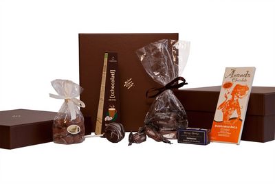 Für Genießer wird der ewige Schokotraum nun endlich zur Realität! Eine zauberhafte Box, gefüllt mit feinsten Produkten rund um die  Schokolade, verwöhnt Gaumen und Geist Monat für Monat. Dabei handelt es sich nicht um eine einfache Pralinenschachtel, sondern um eine echte Innovation am Schokomarkt. Denn hinter schokostück  steht nicht die mächtige Industrie, sondern ein kleines Berliner Team, das exquisite Trüffel, Täfelchen, sowie Pralinen unterschiedlichster Marken aufspürt und an Abonnenten der Box verschickt. Schon die erste Ausgabe kann mit den besten Chocolatiers und absoluten Geheimtipps begeistern:  vegane Trüffelpralinen von  BOOJA BOOJA, köstliche Schokobonbons von  D.BARBERO und feinste  Trinkschokolade am Stiel von COPPENEUR machen neben Piemonteser Nüssen von GMEINER, dem Cake Pop von BEN & BELLCHEN sowie 70%-iger Bio-Schokolade von ANANDA die Box komplett.