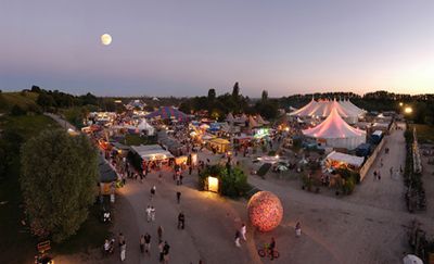 Kunsthandwerk und Gastronomie aus aller Welt in Bio-Qualität.