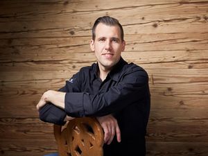 Spitzenküche made in St. Anton am Arlberg/Tirol – 2019 erstmals ausgezeichnet, prämierten die Tester des Gault&Millau 2021 die Alpin Gourmet Stube im Hotel Gletscherblick unter Leitung von Paul Markovics mit drei Hauben Spitzenküche made in St. Anton am Arlberg/Tirol – 2019 erstmals ausgezeichnet, prämierten die Tester des Gault&Millau 2021 die Alpin Gourmet Stube im Hotel Gletscherblick unter Leitung von Paul Markovics mit drei Hauben