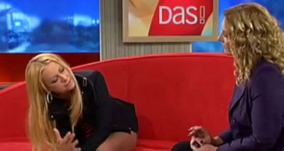 Jenny Elvers-Elbertzhagen auf dem roten Sofa des NDR mit Moderatorin BettinaTietjen. Foto:Screenshot Youtube
