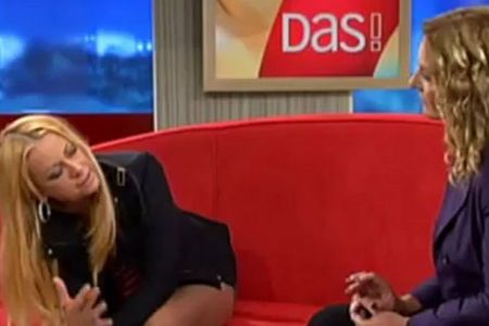 Jenny Elvers-Elbertzhagen auf dem roten Sofa des NDR mit Moderatorin BettinaTietjen. Foto:Screenshot Youtube