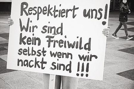 Protest von Milo Moiré gegen die Uebergriffe in der Silvesternacht