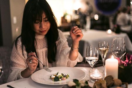 Bei der Kulinarischen Rundreise im Hotel Vier Jahreszeiten Starnberg in Oberbayern geniessen Gaeste verschiedene Menues in den hauseigenen Restaurants