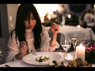Bei der Kulinarischen Rundreise im Hotel Vier Jahreszeiten Starnberg in Oberbayern geniessen Gaeste verschiedene Menues in den hauseigenen Restaurants