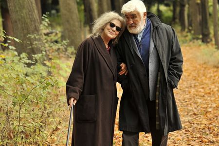 Film Der letzte Mensch Mario Adorf und Hannelore Elsner