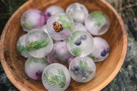 Ein Ganz besondere Gin-Genüsse mit eigens hergestellten Eiswürfeln erleben die Besucher von „Gin in Spring – 1. Südtiroler Gin & Tonic Festival“ am 6. Mai 2023 auf Schloss Schenna