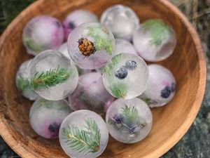 Ein Ganz besondere Gin-Genüsse mit eigens hergestellten Eiswürfeln erleben die Besucher von „Gin in Spring – 1. Südtiroler Gin & Tonic Festival“ am 6. Mai 2023 auf Schloss Schenna Ein Ganz besondere Gin-Genüsse mit eigens hergestellten Eiswürfeln erleben die Besucher von „Gin in Spring – 1. Südtiroler Gin & Tonic Festival“ am 6. Mai 2023 auf Schloss Schenna