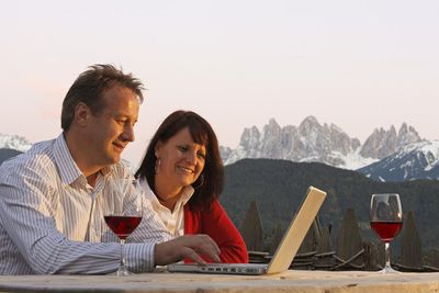 Ein Großteil der Südtiroler Urlaubsbauernhöfe der Marke „Roter Hahn“ garantieren eine stabile WLAN-Verbindung