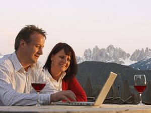 Ein Großteil der Südtiroler Urlaubsbauernhöfe der Marke „Roter Hahn“ garantieren eine stabile WLAN-Verbindung