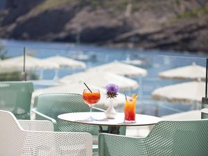 Nach einem Strandtag an der Playa de Formentor lädt das Fünf-Sterne-Grupotel Molins mit Ausblick und Aperitivo zu einem entspannten Abend ein Nach einem Strandtag an der Playa de Formentor lädt das Fünf-Sterne-Grupotel Molins mit Ausblick und Aperitivo zu einem entspannten Abend ein