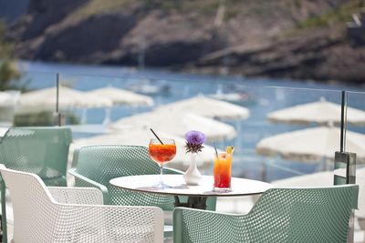 Nach einem Strandtag an der Playa de Formentor lädt das Fünf-Sterne-Grupotel Molins mit Ausblick und Aperitivo zu einem entspannten Abend ein