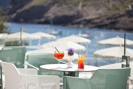 Nach einem Strandtag an der Playa de Formentor lädt das Fünf-Sterne-Grupotel Molins mit Ausblick und Aperitivo zu einem entspannten Abend ein