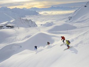 Wo Freeride-Könner auf 200 Kilometer Gelände „abfahren“ – das österreichische Weltdorf St. Anton am Arlberg und sein Skigebiet starten am 13. Dezember 2021 in die Wintersaison Wo Freeride-Könner auf 200 Kilometer Gelände „abfahren“ – das österreichische Weltdorf St. Anton am Arlberg und sein Skigebiet starten am 13. Dezember 2021 in die Wintersaison