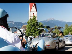 Tagsüber bewundern Urlauber bei der „Südtirol Classic Schenna“ im Zentrum die Oldtimer und kommen mit den Rallye-Teilnehmern ins Gespräch Tagsüber bewundern Urlauber bei der „Südtirol Classic Schenna“ im Zentrum die Oldtimer und kommen mit den Rallye-Teilnehmern ins Gespräch